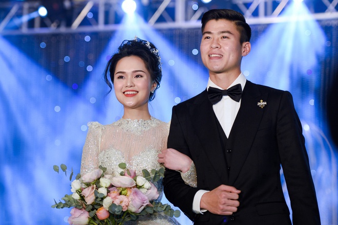 Duy Mạnh cùng Quỳnh Anh trong đám cưới